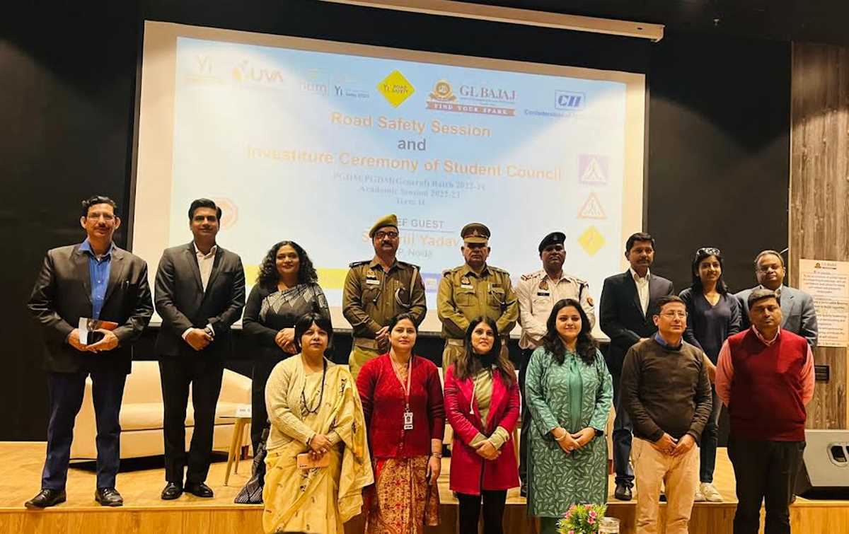 विद्यार्थियों को सड़क सुरक्षा व यातायात नियमों के प्रति किया गया जागरुक